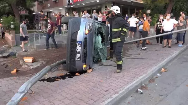 Son dakika haber... ANTALYA'DA İKİ OTOMOBİLİN ÇARPIŞTIĞI KAZA KAMERADA; 4 YARALI Son dakika haber... ANTALYA'DA İKİ OTOMOBİLİN ÇARPIŞTIĞI KAZA KAMERADA; 4 YARALI