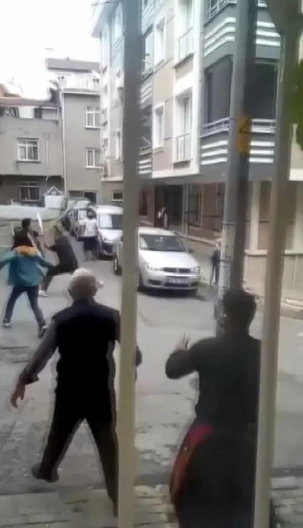 Son dakika haberi! BAĞCILAR'DA PAZARCILARLA YABANCI UYRUKLU KİŞİLERİN TAŞLI SOPALI KAVGASI KAMERADA Son dakika haberi! BAĞCILAR'DA PAZARCILARLA YABANCI UYRUKLU KİŞİLERİN TAŞLI SOPALI KAVGASI KAMERADA