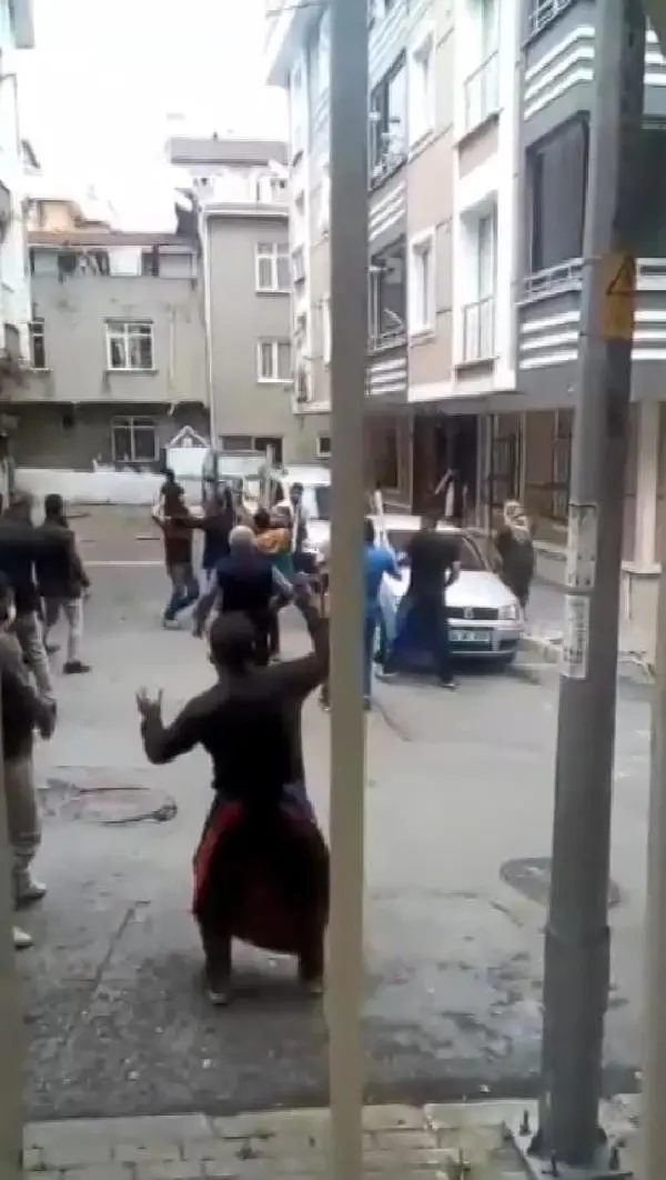 Son dakika haberi! BAĞCILAR'DA PAZARCILARLA YABANCI UYRUKLU KİŞİLERİN TAŞLI SOPALI KAVGASI KAMERADA Son dakika haberi! BAĞCILAR'DA PAZARCILARLA YABANCI UYRUKLU KİŞİLERİN TAŞLI SOPALI KAVGASI KAMERADA