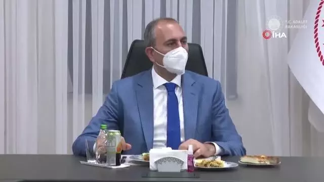 Son dakika: Bakan Gül, havalimanı adliyesinde nöbet tutan yargı mensubu ve personelle sahur yaptı Son dakika: Bakan Gül, havalimanı adliyesinde nöbet tutan yargı mensubu ve personelle sahur yaptı