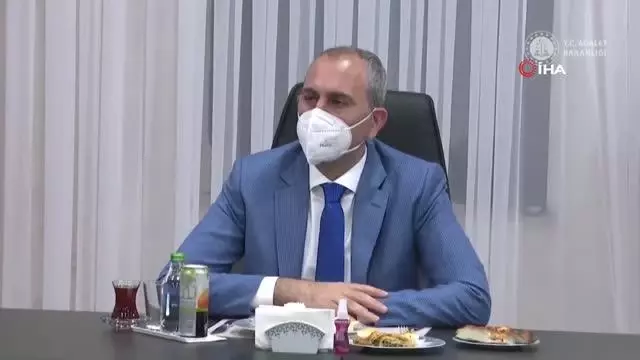 Son dakika: Bakan Gül, havalimanı adliyesinde nöbet tutan yargı mensubu ve personelle sahur yaptı Son dakika: Bakan Gül, havalimanı adliyesinde nöbet tutan yargı mensubu ve personelle sahur yaptı