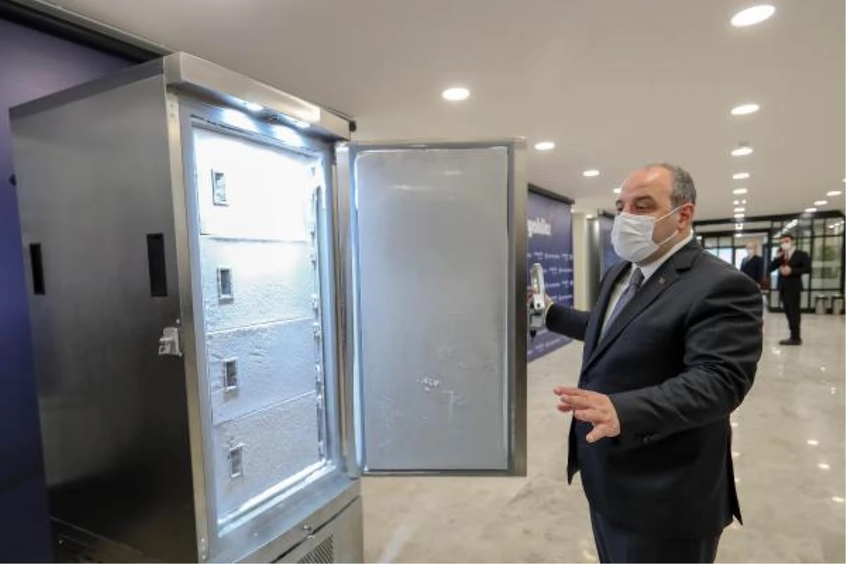 Bakan Varank: "(Öztiryakiler'in aşı saklama dolabı) Bu buzdolabı, 140 bin dozdan fazla aşıyı saklayabilecek kapasitede bir dolap"