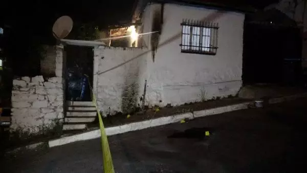 Bakım parası az diye evi kundakladılar Bakım parası az diye evi kundakladılar