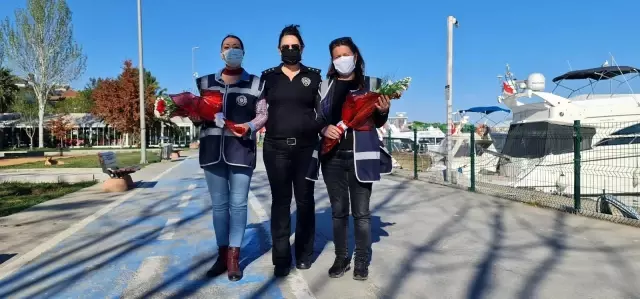 Bakırköy'de görevi başındaki kadın polislere Anneler Günü'nde çiçek sürprizi Bakırköy'de görevi başındaki kadın polislere Anneler Günü'nde çiçek sürprizi