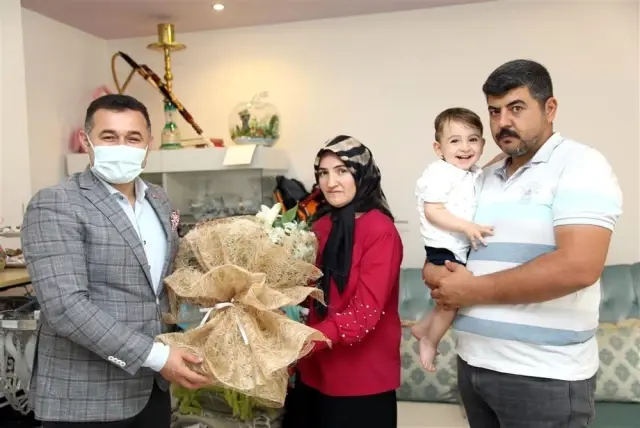 Başkan Yücel'den Ahmet bebeğin annesine anneler günü sürprizi Başkan Yücel'den Ahmet bebeğin annesine anneler günü sürprizi