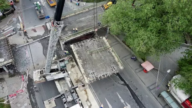 Beşiktaş'ta Barbaros Bulvarı bağlantı köprüsü yıkılıyor Beşiktaş'ta Barbaros Bulvarı bağlantı köprüsü yıkılıyor