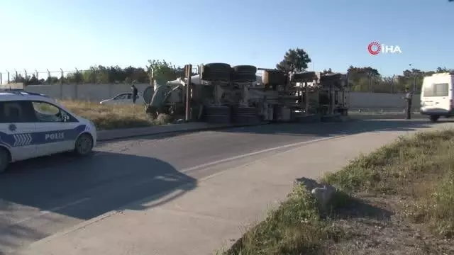 Beton yüklü mikser virajı alamayıp yola devrildi Beton yüklü mikser virajı alamayıp yola devrildi