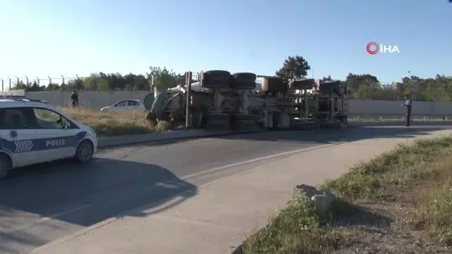 Beton yüklü mikser virajı alamayıp yola devrildi Beton yüklü mikser virajı alamayıp yola devrildi