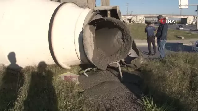 Beton yüklü mikser virajı alamayıp yola devrildi Beton yüklü mikser virajı alamayıp yola devrildi