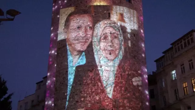 Beyoğlu Belediyesi'nden 'Anneler Günü' için anlamlı kutlama Beyoğlu Belediyesi'nden 'Anneler Günü' için anlamlı kutlama