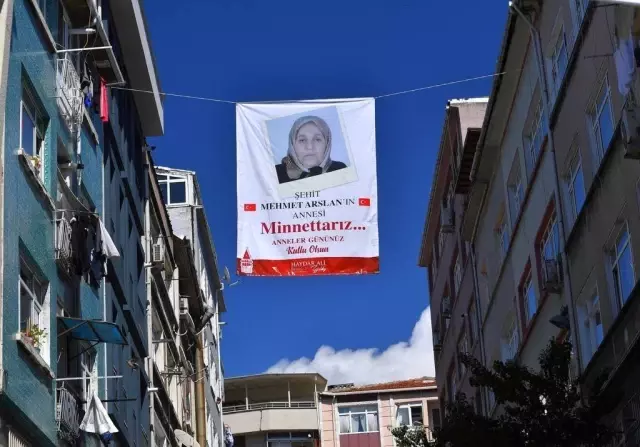 Beyoğlu sokakları şehit annelerinin fotoğraflarıyla donatıldı Beyoğlu sokakları şehit annelerinin fotoğraflarıyla donatıldı