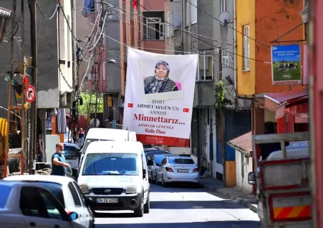 Beyoğlu sokakları şehit annelerinin fotoğraflarıyla donatıldı Beyoğlu sokakları şehit annelerinin fotoğraflarıyla donatıldı