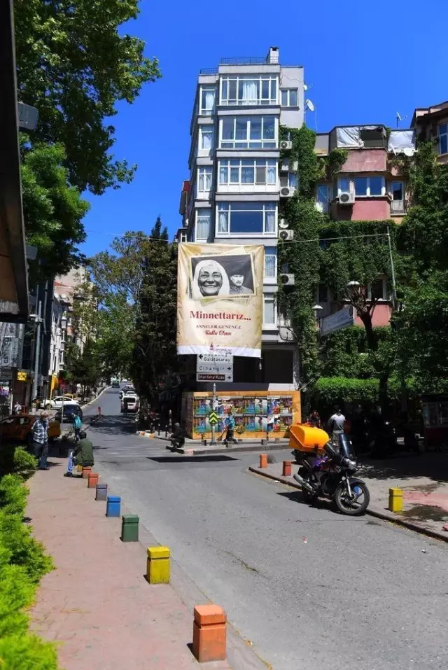 Beyoğlu sokakları şehit annelerinin fotoğraflarıyla donatıldı Beyoğlu sokakları şehit annelerinin fotoğraflarıyla donatıldı
