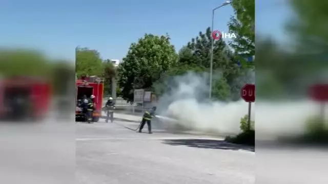 Bir anda alev alan araç kullanılamaz hale geldi Bir anda alev alan araç kullanılamaz hale geldi