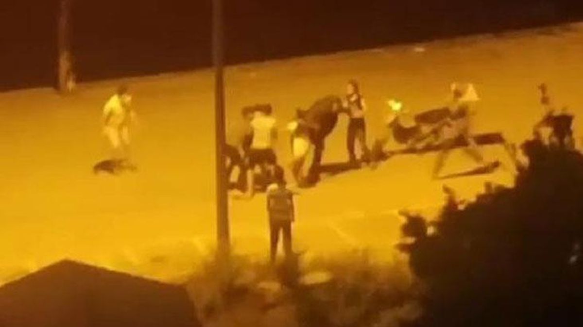 Bir grup genç sokak ortasında kavgaya tutuştu, görüntüleyen kişinin sözleri şaşkınlık yarattı