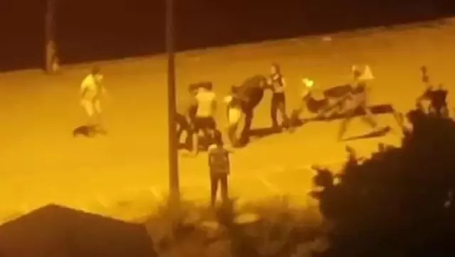 Bir grup genç sokak ortasında kavgaya tutuştu, görüntüleyen kişinin sözleri şaşkınlık yarattı Bir grup genç sokak ortasında kavgaya tutuştu, görüntüleyen kişinin sözleri şaşkınlık yarattı