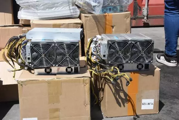 Bitcoin üretmeye yarayan 5 milyon TL'lik kaçak cihaz ele geçirildi Bitcoin üretmeye yarayan 5 milyon TL'lik kaçak cihaz ele geçirildi
