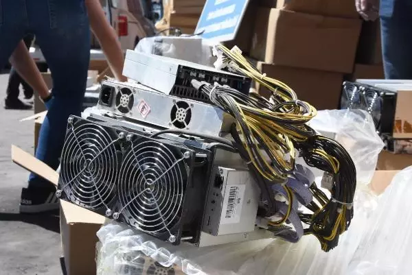 Bitcoin üretmeye yarayan 5 milyon TL'lik kaçak cihaz ele geçirildi Bitcoin üretmeye yarayan 5 milyon TL'lik kaçak cihaz ele geçirildi