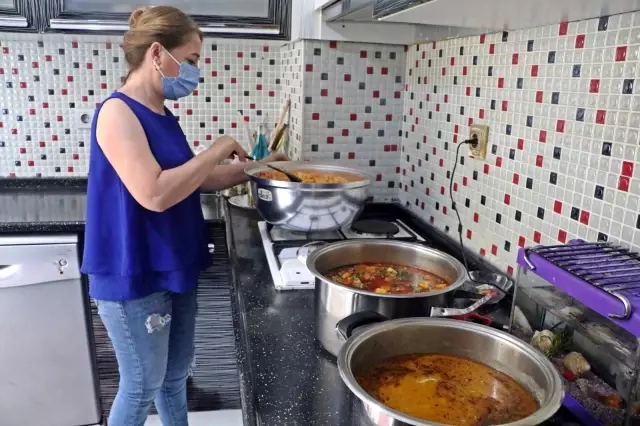 Bu mahallede her gün bir kadın 'komşuluk' için 30 kişilik yemek yapıyor Bu mahallede her gün bir kadın 'komşuluk' için 30 kişilik yemek yapıyor