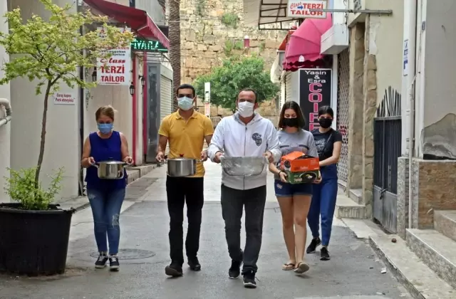 Bu mahallede her gün bir kadın 'komşuluk' için 30 kişilik yemek yapıyor Bu mahallede her gün bir kadın 'komşuluk' için 30 kişilik yemek yapıyor