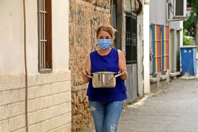 Bu mahallede her gün bir kadın 'komşuluk' için 30 kişilik yemek yapıyor Bu mahallede her gün bir kadın 'komşuluk' için 30 kişilik yemek yapıyor