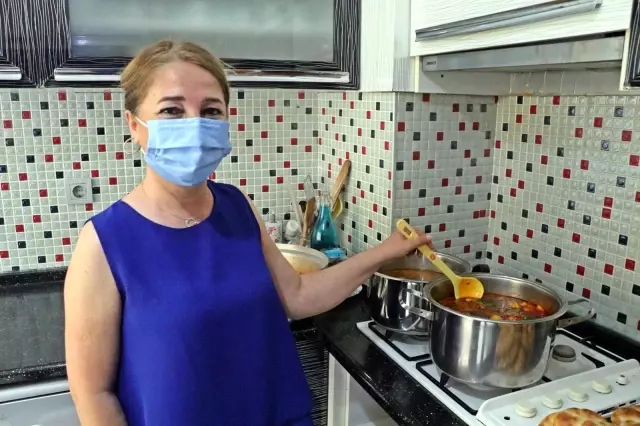 Bu mahallede her gün bir kadın 'komşuluk' için 30 kişilik yemek yapıyor Bu mahallede her gün bir kadın 'komşuluk' için 30 kişilik yemek yapıyor
