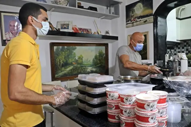 Bu mahallede her gün bir kadın 'komşuluk' için 30 kişilik yemek yapıyor Bu mahallede her gün bir kadın 'komşuluk' için 30 kişilik yemek yapıyor
