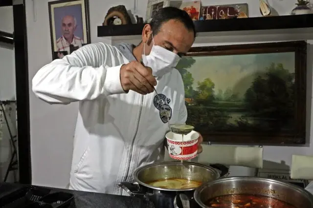 Bu mahallede her gün bir kadın 'komşuluk' için 30 kişilik yemek yapıyor Bu mahallede her gün bir kadın 'komşuluk' için 30 kişilik yemek yapıyor
