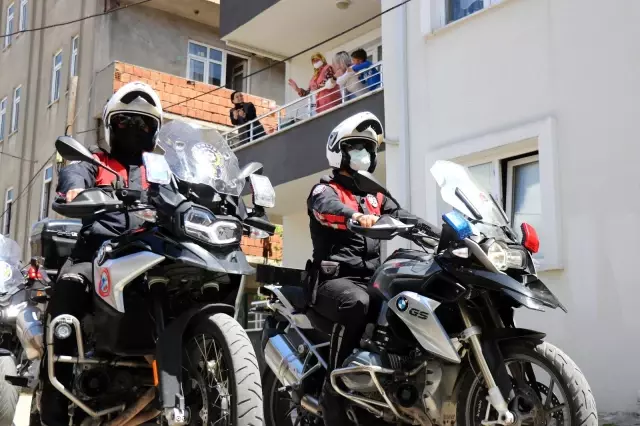Sirenler eşliğinde bu sefer ceza için değil, bakın ne için sokaktaydılar Sirenler eşliğinde bu sefer ceza için değil, bakın ne için sokaktaydılar