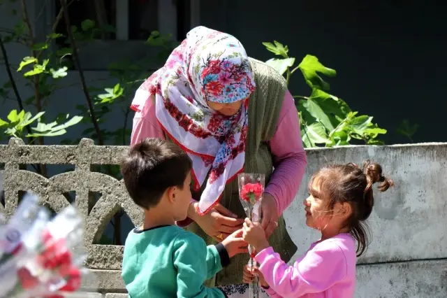 Sirenler eşliğinde bu sefer ceza için değil, bakın ne için sokaktaydılar Sirenler eşliğinde bu sefer ceza için değil, bakın ne için sokaktaydılar