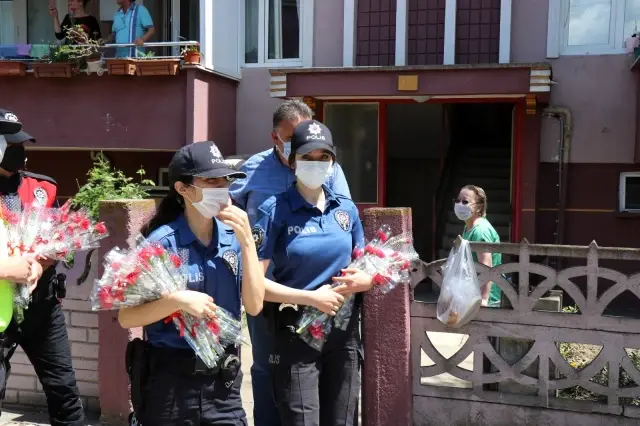 Sirenler eşliğinde bu sefer ceza için değil, bakın ne için sokaktaydılar Sirenler eşliğinde bu sefer ceza için değil, bakın ne için sokaktaydılar