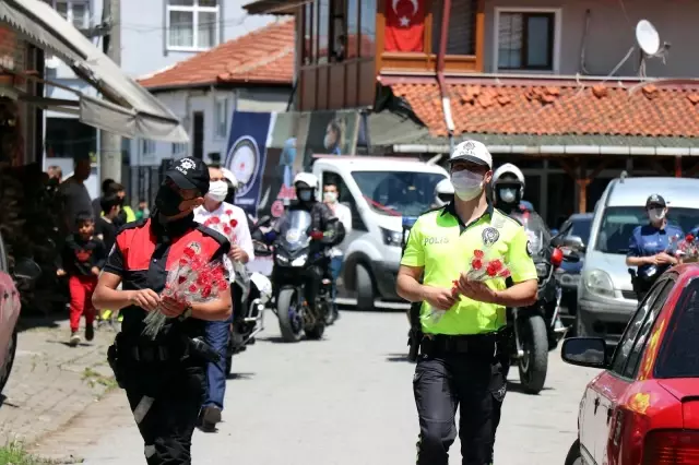 Sirenler eşliğinde bu sefer ceza için değil, bakın ne için sokaktaydılar Sirenler eşliğinde bu sefer ceza için değil, bakın ne için sokaktaydılar