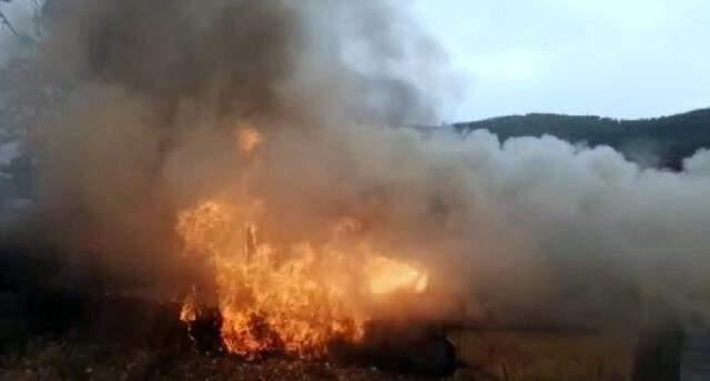 Buzdolabı bomba gibi patladı! Alevlere teslim olan ev, vatandaşların yoğun çabasına rağmen küle döndü Buzdolabı bomba gibi patladı! Alevlere teslim olan ev, vatandaşların yoğun çabasına rağmen küle döndü