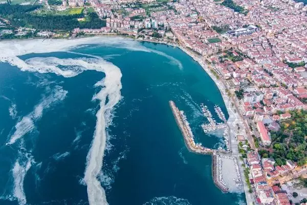 ÇANAKKALE BOĞAZI'NI KAPLAYAN 'DENİZ SALYASI' HAVADAN GÖRÜNTÜLENDİ ÇANAKKALE BOĞAZI'NI KAPLAYAN 'DENİZ SALYASI' HAVADAN GÖRÜNTÜLENDİ