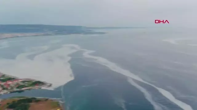 ÇANAKKALE BOĞAZI'NI KAPLAYAN 'DENİZ SALYASI' HAVADAN GÖRÜNTÜLENDİ ÇANAKKALE BOĞAZI'NI KAPLAYAN 'DENİZ SALYASI' HAVADAN GÖRÜNTÜLENDİ