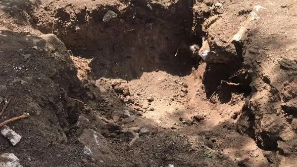 ÇİFTÇİ TOPRAĞA GÖMÜLÜ İNSAN KAFATASI VE KEMİK BULDU ÇİFTÇİ TOPRAĞA GÖMÜLÜ İNSAN KAFATASI VE KEMİK BULDU