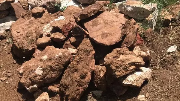 ÇİFTÇİ TOPRAĞA GÖMÜLÜ İNSAN KAFATASI VE KEMİK BULDU ÇİFTÇİ TOPRAĞA GÖMÜLÜ İNSAN KAFATASI VE KEMİK BULDU