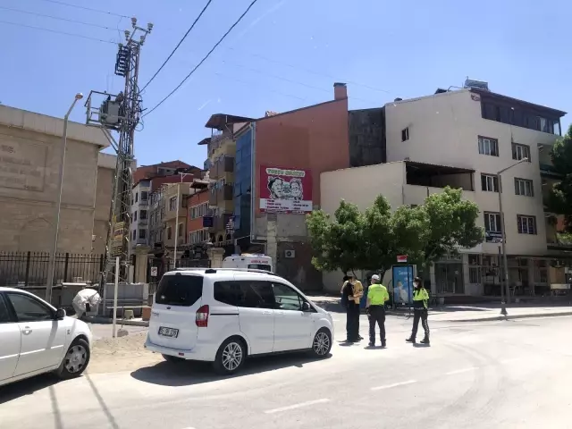 Çıplak vaziyette çatıya çıktı, itfaiye ve polis alarma geçti Çıplak vaziyette çatıya çıktı, itfaiye ve polis alarma geçti