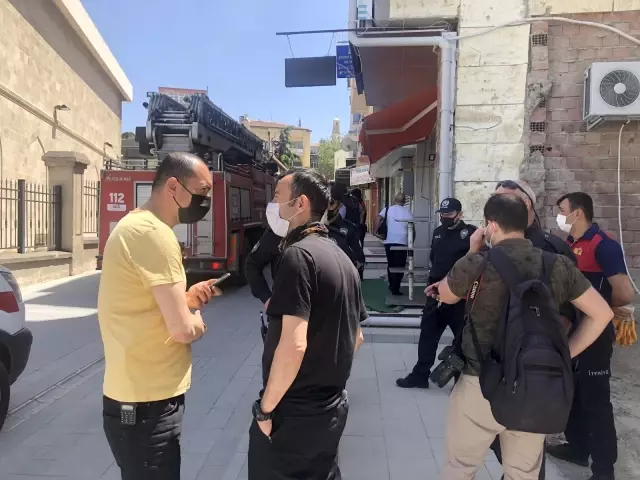 Çıplak vaziyette çatıya çıktı, itfaiye ve polis alarma geçti Çıplak vaziyette çatıya çıktı, itfaiye ve polis alarma geçti