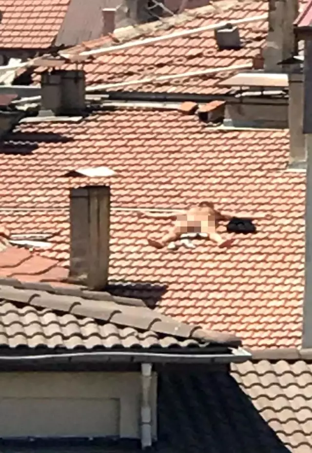 Çıplak vaziyette çatıya çıktı, itfaiye ve polis alarma geçti Çıplak vaziyette çatıya çıktı, itfaiye ve polis alarma geçti
