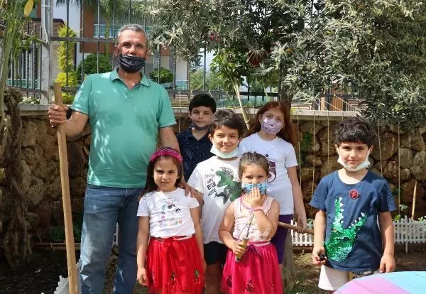 ANTALYA ÇOCUKLARA SİTENİN BAHÇESİNDE SEBZE MEYVE YETİŞTİRMEYİ ÖĞRETTİ ANTALYA ÇOCUKLARA SİTENİN BAHÇESİNDE SEBZE MEYVE YETİŞTİRMEYİ ÖĞRETTİ