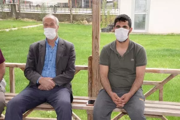 CUMHURBAŞKANI ERDOĞAN'IN KONUŞMASI EVLAT NÖBETİNDEKİ AİLELERE UMUT OLDU CUMHURBAŞKANI ERDOĞAN'IN KONUŞMASI EVLAT NÖBETİNDEKİ AİLELERE UMUT OLDU