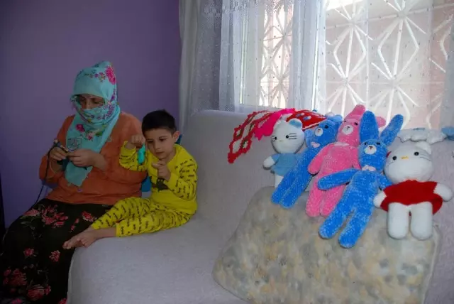'Devlet gibi' anne.. Engelli oğlu için ördüğü bebekleri satıyor
