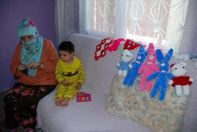 'Devlet gibi' anne.. Engelli oğlu için ördüğü bebekleri satıyor
