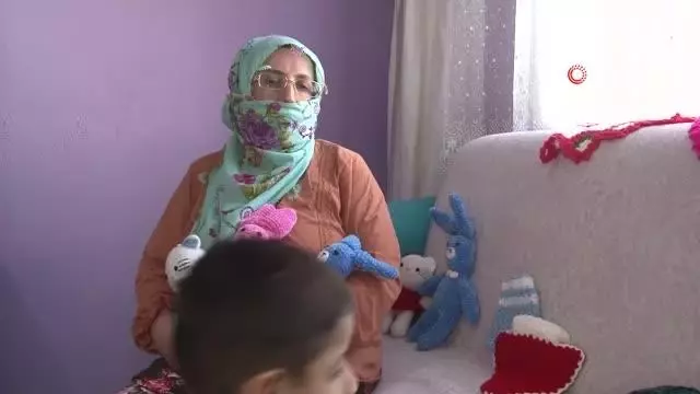 'Devlet gibi' anne.. Engelli oğlu için ördüğü bebekleri satıyor 'Devlet gibi' anne.. Engelli oğlu için ördüğü bebekleri satıyor