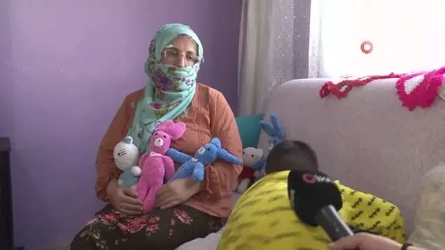 'Devlet gibi' anne.. Engelli oğlu için ördüğü bebekleri satıyor