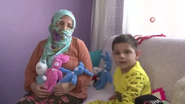 'Devlet gibi' anne.. Engelli oğlu için ördüğü bebekleri satıyor