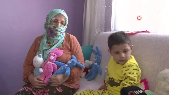 'Devlet gibi' anne.. Engelli oğlu için ördüğü bebekleri satıyor