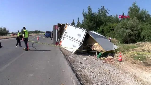 Meyve yüklü kamyon devrildi, şoför öldü Meyve yüklü kamyon devrildi, şoför öldü