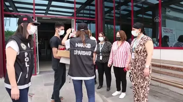 DİYARBAKIR - Hastanede görev yapan ve tedavi gören anneler unutulmadı DİYARBAKIR - Hastanede görev yapan ve tedavi gören anneler unutulmadı